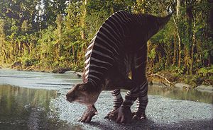 Iguanodon trinkt.jpg